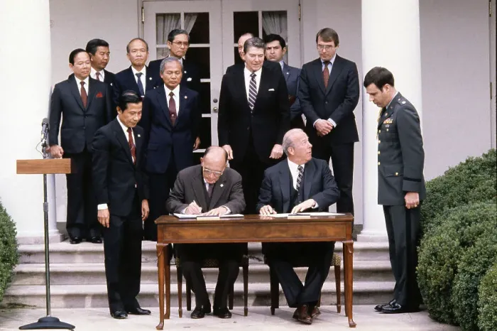 Framed Print : George Shultz and Siddhi Savetsila Signing an Agreement Framed Print : George Shultz and Siddhi Savetsila Signing an Agreement