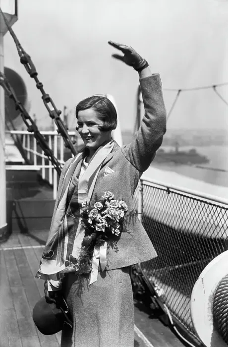 Framed Print : Gertrude Ederle Waving From Ship