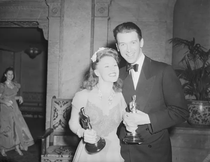 Framed Print : Ginger Rogers and Jimmy Stewart Holding Oscars Framed Print : Ginger Rogers and Jimmy Stewart Holding Oscars