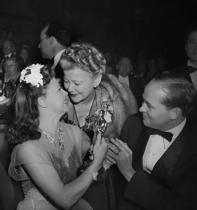 Framed Print : Ginger Rogers Showing Oscar to Her Mother Framed Print : Ginger Rogers Showing Oscar to Her Mother