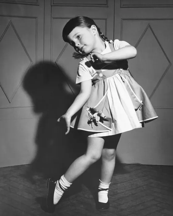 Framed Print : Girl (4-5) dancing, (B&W) Framed Print : Girl (4-5) dancing, (B&W)
