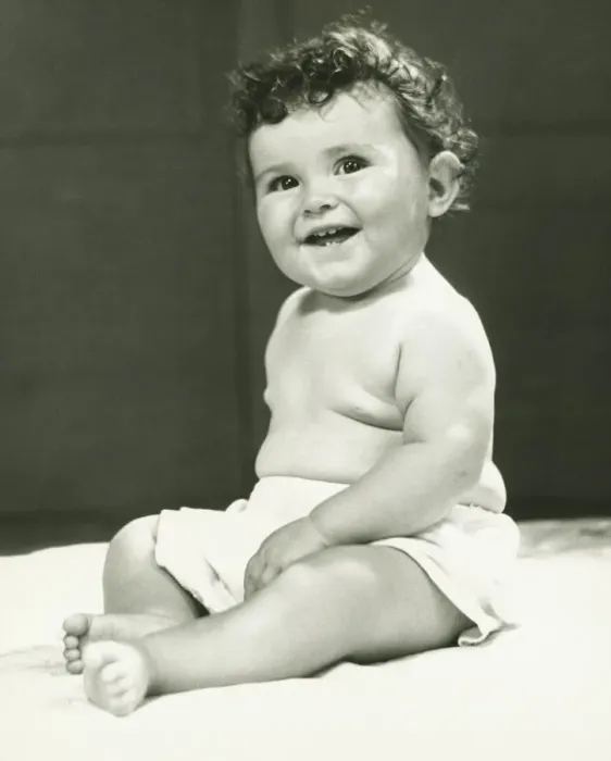 Framed Print : Girl (6-9 months) sitting on blanket, (B&W) Framed Print : Girl (6-9 months) sitting on blanket, (B&W)