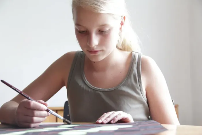 Framed Print : Girl painting a picture Framed Print : Girl painting a picture