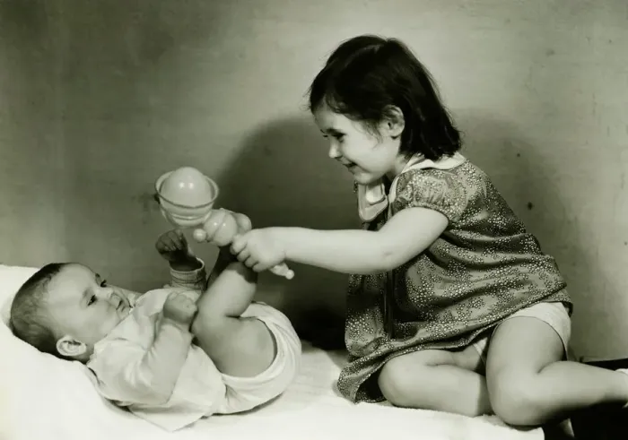 Framed Print : Two girls (6-12 months) (3-4) playing with rattle, (B&W) Framed Print : Two girls (6-12 months) (3-4) playing with rattle, (B&W)