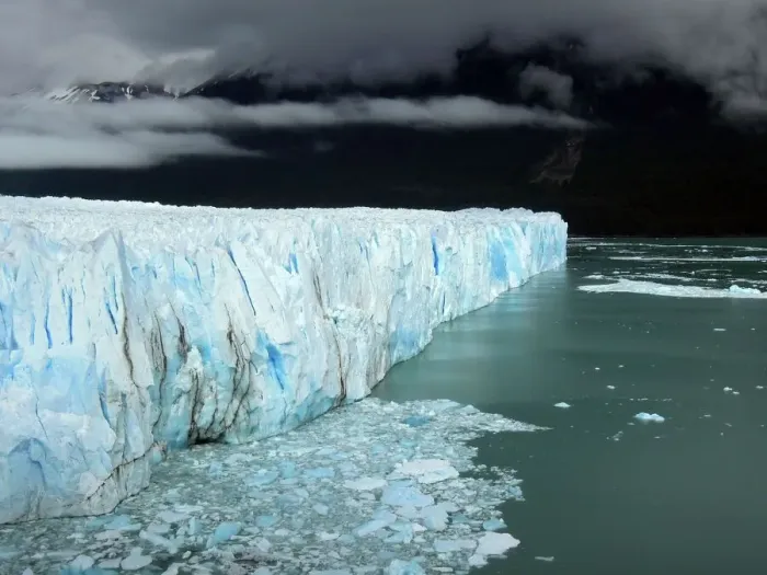 Framed Print : Glaciar Perito Moreno moving into Lago Argentino Framed Print : Glaciar Perito Moreno moving into Lago Argentino