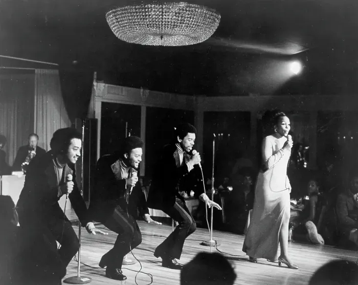 Framed Print : Gladys Knight & The Pips Performing Framed Print : Gladys Knight & The Pips Performing