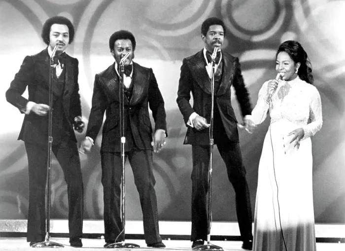 Framed Print : Gladys Knight & The Pips Performing Framed Print : Gladys Knight & The Pips Performing