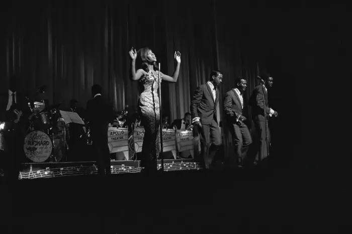 Framed Print : Gladys Knight & the Pips Play The Apollo Framed Print : Gladys Knight & the Pips Play The Apollo