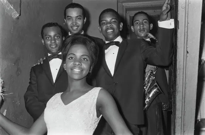 Framed Print : Gladys Knight & The Pips Play The Apollo Framed Print : Gladys Knight & The Pips Play The Apollo