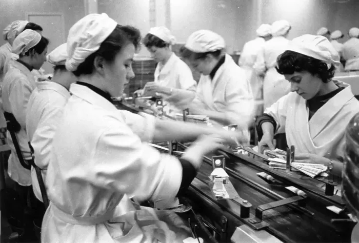 Framed Print : Gleem Workers