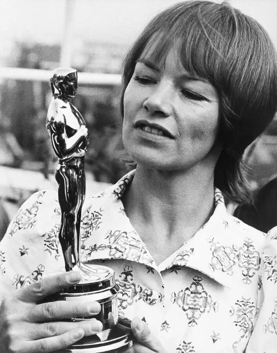 Framed Print : Glenda Jackson Admiring Her Oscar Award Framed Print : Glenda Jackson Admiring Her Oscar Award