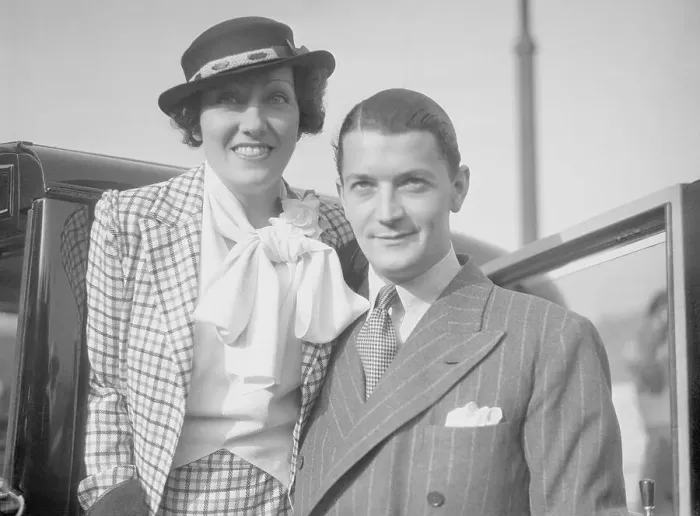 Framed Print : Gloria Swanson and Her Husband Michael Farmer Framed Print : Gloria Swanson and Her Husband Michael Farmer