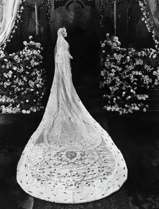 Framed Print : Gloria Swanson in Her Love Story Framed Print : Gloria Swanson in Her Love Story