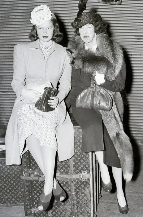 Framed Print : Gloria Vanderbilt, 16, And Her Aunt Framed Print : Gloria Vanderbilt, 16, And Her Aunt