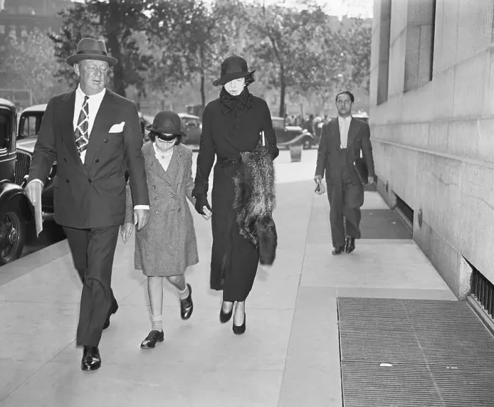 Framed Print : Gloria Vanderbilt In Custody Battle Framed Print : Gloria Vanderbilt In Custody Battle