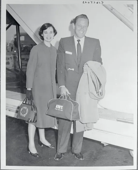 Framed Print : Gloria Vanderbilt with William Holden Framed Print : Gloria Vanderbilt with William Holden