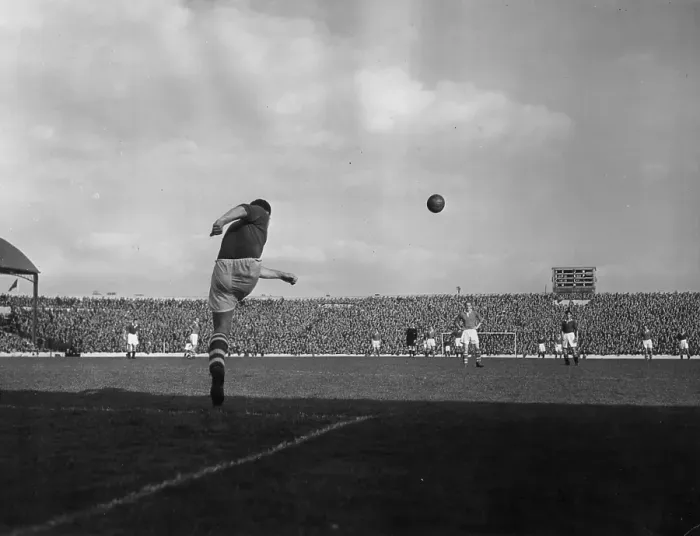 Framed Print : Goal Kick. 3rd November 1951: Middlesbrough's Italian-born Scottish goalkeeper Framed Print : Goal Kick. 3rd November 1951: Middlesbrough's Italian-born Scottish goalkeeper