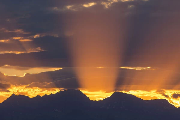 God Rays at sunrise over Wind River Mountains, Fremont and Jackson Peaks in Summer, Sublette County, Wyoming, USA