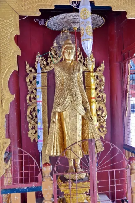 Framed Print : Gold statue at Shwe zi gon paya Temple, Bagan, Myanmar. Asia Framed Print : Gold statue at Shwe zi gon paya Temple, Bagan, Myanmar. Asia