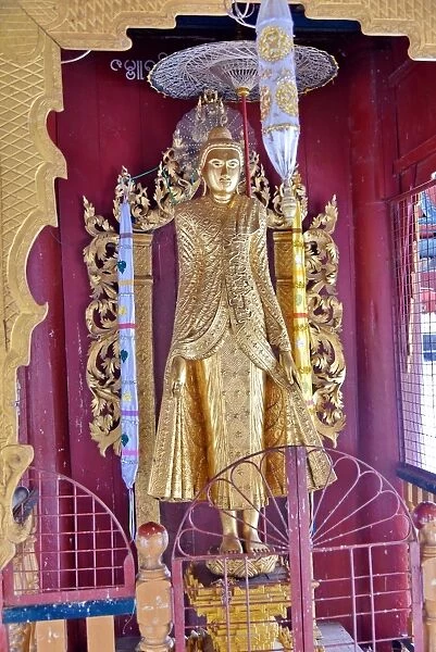 Gold statue at Shwe zi gon paya Temple, Bagan, Myanmar. Asia