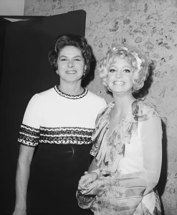 Framed Print : Goldie Hawn with Ingrid Bergman Framed Print : Goldie Hawn with Ingrid Bergman