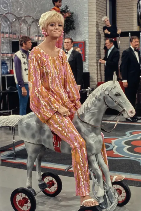 Framed Print : Goldie Hawn in Rowan & Martin's Laugh-In Framed Print : Goldie Hawn in Rowan & Martin's Laugh-In