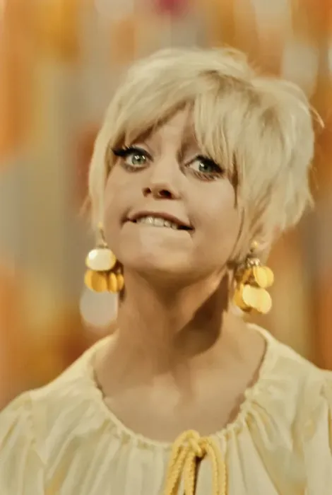 Framed Print : Goldie Hawn in Rowan & Martin's Laugh-In Framed Print : Goldie Hawn in Rowan & Martin's Laugh-In