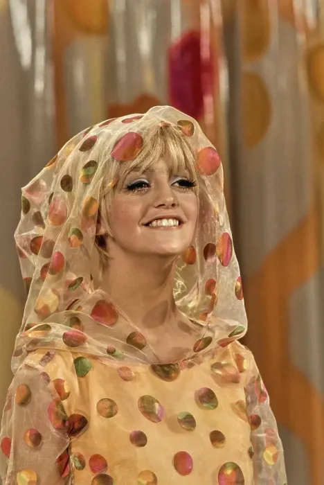 Framed Print : Goldie Hawn in Rowan & Martin's Laugh-In Framed Print : Goldie Hawn in Rowan & Martin's Laugh-In