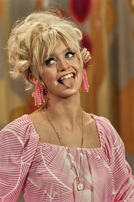 Framed Print : Goldie Hawn in Rowan & Martin's Laugh-In Framed Print : Goldie Hawn in Rowan & Martin's Laugh-In