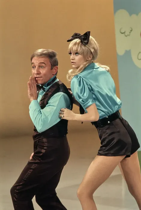 Framed Print : Goldie Hawn in Rowan & Martin's Laugh-In Framed Print : Goldie Hawn in Rowan & Martin's Laugh-In