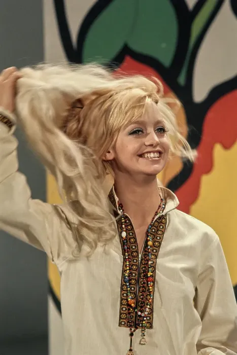 Framed Print : Goldie Hawn in Rowan & Martin's Laugh-In