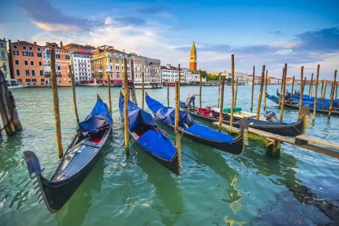 Framed Print : Gondolas moored in Grand Canal. Venice, Veneto, Italy Framed Print : Gondolas moored in Grand Canal. Venice, Veneto, Italy
