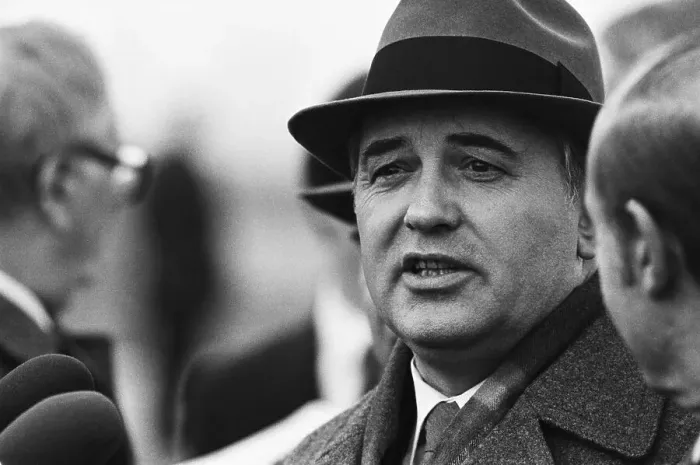Framed Print : Gorbachev Arriving in London Framed Print : Gorbachev Arriving in London