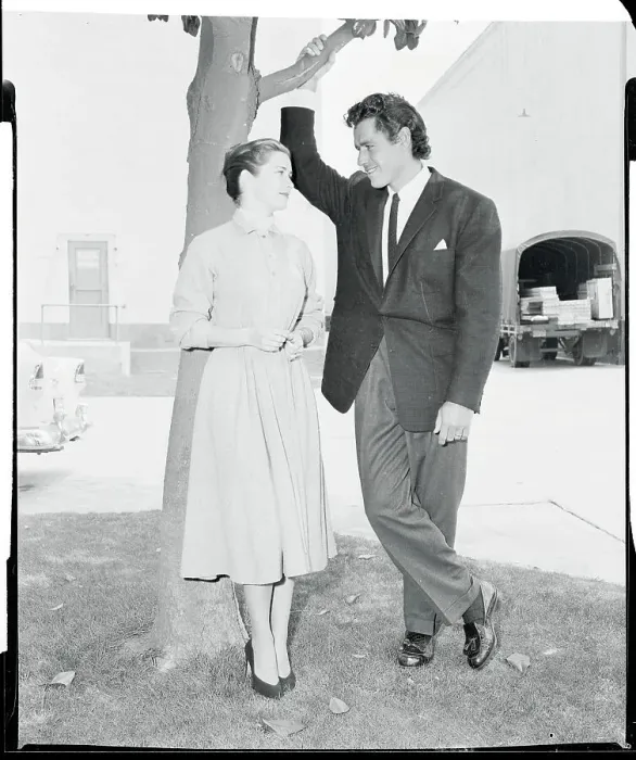 Framed Print : Gordon Scott Speaking With Vera Miles Framed Print : Gordon Scott Speaking With Vera Miles