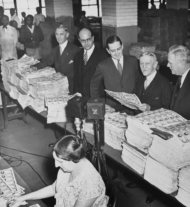 Framed Print : Government Workers Examining Money in Bureau of Engraving and Printing Framed Print : Government Workers Examining Money in Bureau of Engraving and Printing