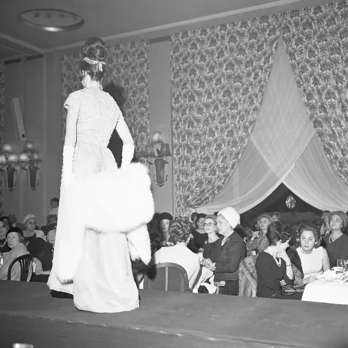 Framed Print : Grace Kelly and Begum Khan Admiring Fashion Show Framed Print : Grace Kelly and Begum Khan Admiring Fashion Show