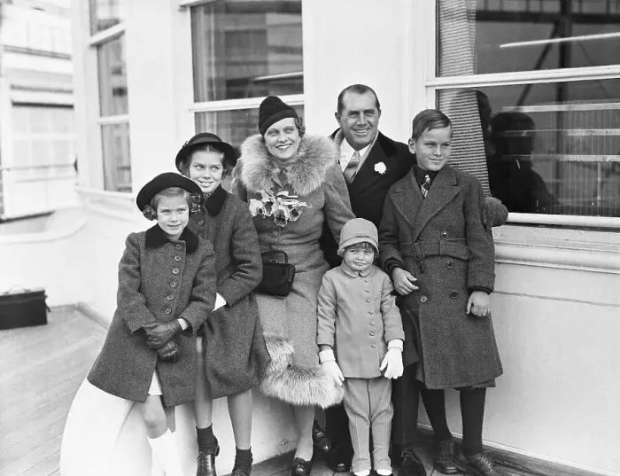Framed Print : Grace Kelly and Family Framed Print : Grace Kelly and Family