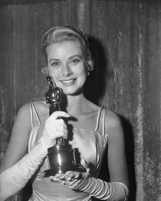 Framed Print : Grace Kelly Holding Her Academy Award