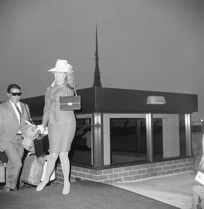 Framed Print : Grace Kelly Holding Her Luggage Framed Print : Grace Kelly Holding Her Luggage