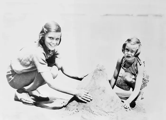 Framed Print : Grace Kelly Playing in Sand