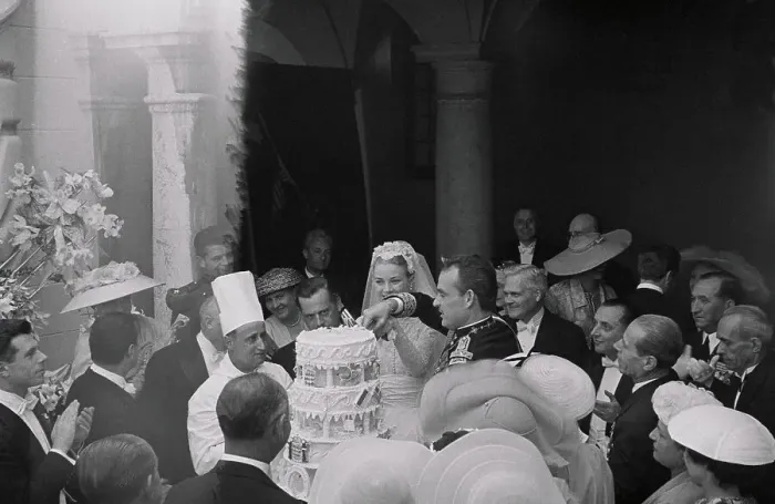 Framed Print : Grace Kelly and Prince Rainier Cutting Their Wedding Cake Framed Print : Grace Kelly and Prince Rainier Cutting Their Wedding Cake