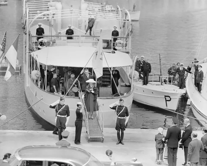 Framed Print : Grace Kelly and Prince Rainier Disembarking From Yacht Framed Print : Grace Kelly and Prince Rainier Disembarking From Yacht