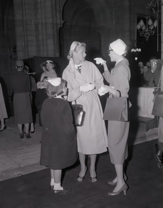 Framed Print : Grace Kelly Talking With Her Sister Framed Print : Grace Kelly Talking With Her Sister