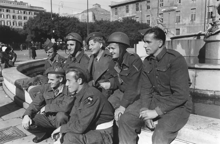 Framed Print : Gracie Fields With Troops Framed Print : Gracie Fields With Troops