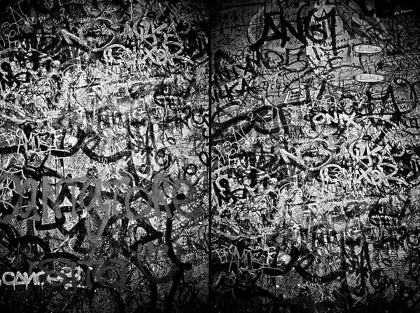 Graffiti (on the berlin wall)