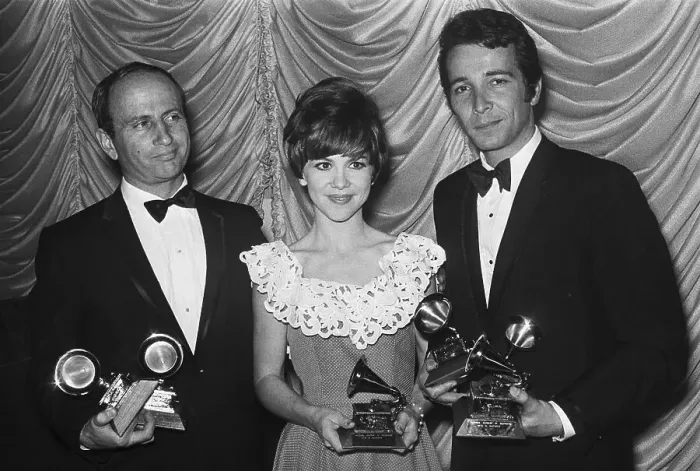 Framed Print : Grammy Award Winners With Trophies Framed Print : Grammy Award Winners With Trophies