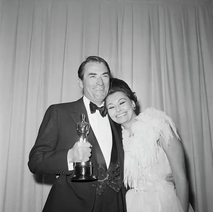 Framed Print : Gregory Peck with Sophia Loren and Oscar Framed Print : Gregory Peck with Sophia Loren and Oscar