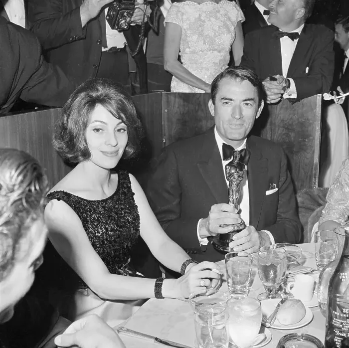Framed Print : Gregory Peck with Wife and Oscar Framed Print : Gregory Peck with Wife and Oscar