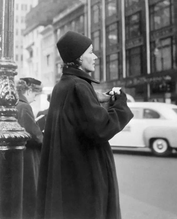 Framed Print : Greta Garbo Waiting to Cross New York Street