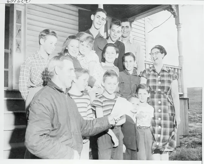 Framed Print : Group Portrait of Farm Family with 12 Kids